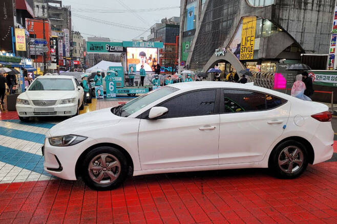 신지혜 후보 유세 현장 앞에 주차된 차량. 신지혜 후보 트위터 캡처