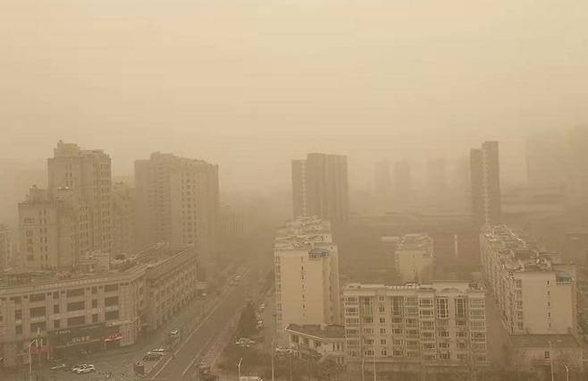 지난 28일 중국 베이징(北京)이 황사로 또다시 누렇게 뒤덮였다. 베이징=연합뉴스