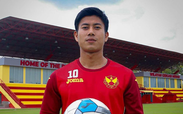 미얀마 출신으로 말레이시아 축구 2부 리그인 프리미어리그에서 뛰고 있는 슬랑오르FC 소속 미드필더 헤인 흐텟 아웅(19) 선수는 득점 후 ‘세 손가락 경례’ 세리머니를 펼쳤다가 징계 처분을 받았다.