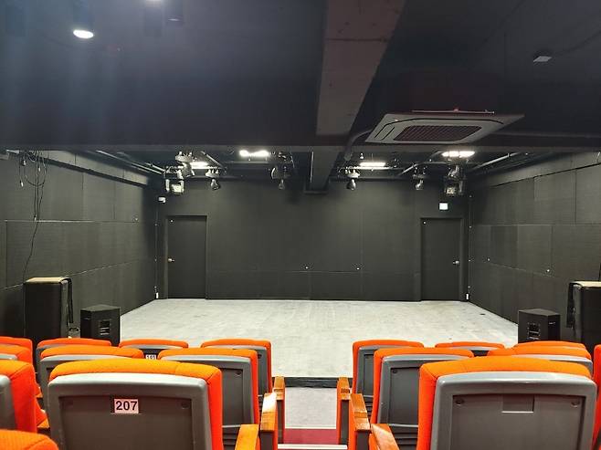 서학예술극장 무대 모습. [타악연희원 아퀴 제공.재판매 및 DB 금지]