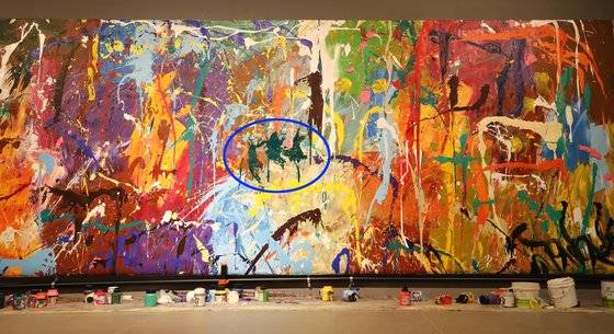 28일 오후 서울 송파구 롯데월드타워몰 지하 포스트에서 열린 '스트리트 노이즈'(STREET NOISE) 전시회에 전시된 존원의 작품을 관람객이 훼손하는 일이 발생했다. 사진의 파란 원 부분이 이날 작품에 물감을 뿌려 훼손된 부분. 연합뉴스