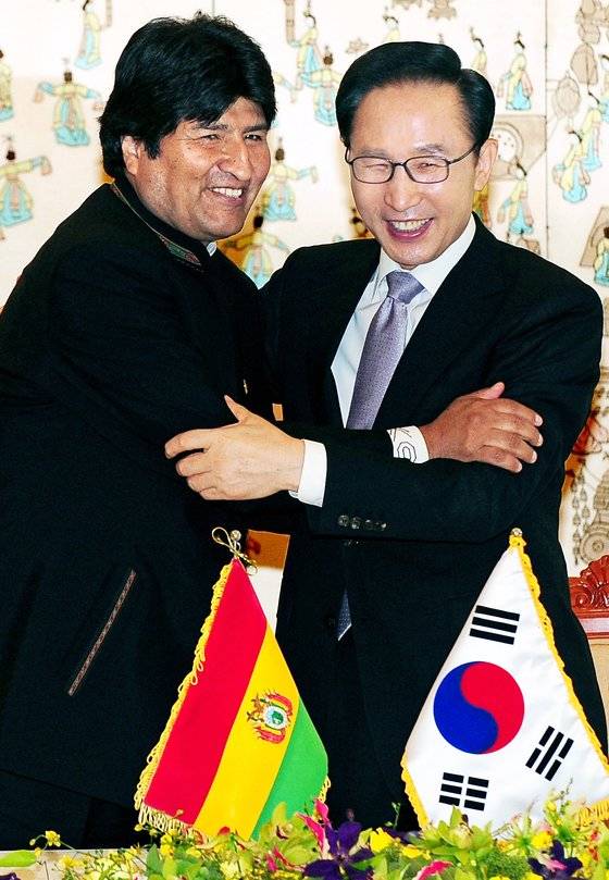2010년 8월 26일 오전 청와대에서 열린 한국·볼리비아 우유니 소금광산 개발에 관한 협정서명식을 마친 후 이명박 대통령과 에보 모랄레스 볼리비아 대통령이 서로 포옹하고 있다. 이때는 희망적이었지만.... 중앙포토