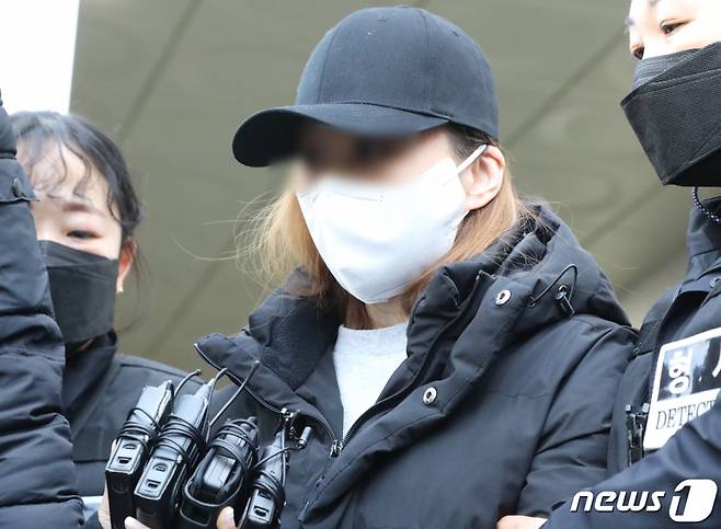 경북 구미서 숨진 3살 여아의 외할머니로 알려졌지만 DNA검사 결과 친모로 밝혀진 A씨가 17일 구미경찰서에서 대구지검 김천지청으로 호송되고 있다. / 사진 = 뉴스1