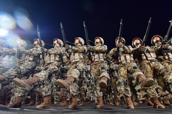 지난해 10월 10일 조선노동당 창건 75주년 기념 열병식에서 우리군의 전투복과 유사한 디지털 위장무늬 군복을 착용한 북한 군인들이 행진하는 모습. 전투복 원단은 중국을 통해 유입된 것으로 추정된다. 사진= 노동신문