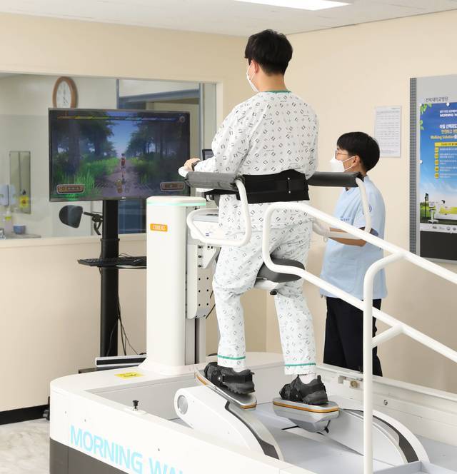 [전주=뉴시스]윤난슬 기자 = 전북대학교병원이 환자들의 보행 재활 치료를 위해 도입한 최첨단 보행 재활 로봇의 치료 효과와 만족도가 매우 높은 것으로 나타났다.(사진=전북대병원 제공)   *재판매 및 DB 금지