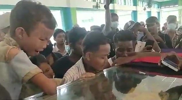 미얀마 군부의 강경진압으로 하루 최대 사망자가 발생한 지난 27일, 친구와 집 앞에서 놀던 13세 소년이 군부의 총에 맞아 사망했다. 당시 이 소년과 함께 있었던 또 다른 13세 소년은 친구의 장례식에서 오열을 참지 못했다.