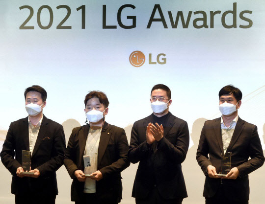 30일 오후 서울 마곡 LG사이언스파크에서 개최한 'LG 어워즈'에서 구광모(왼쪽 세번째) LG그룹 회장이 '일등LG상' 수상자들과 기념 촬영을 하고 있다. <LG 제공>