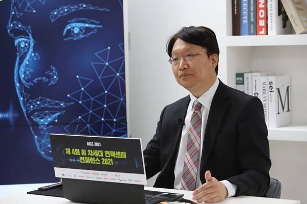 RPA 선도기업 유아이패스(Uipath) 이봉선 전무의 발표 모습