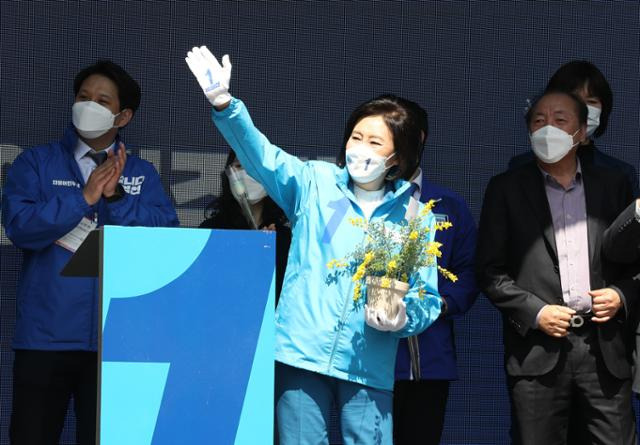 박영선 더불어민주당 서울시장 후보가 31일 서울 동작구 이수역 인근에서 열린 동작구 집중유세에서 선물받은 꽃을 들고 인사하고 있다. 뉴시스