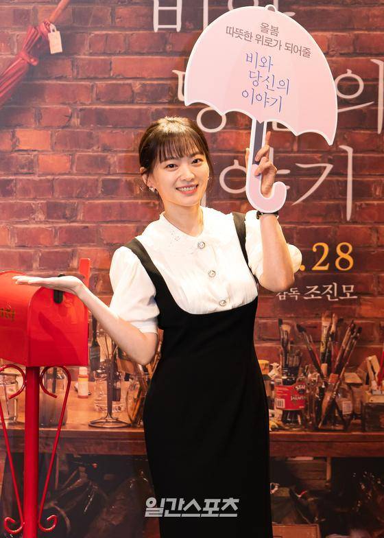 배우 천우희가 31일 오후 온라인 생중계로 진행된 영화 ‘비와 당신의 이야기’ 제작보고회에 참석해 포토타임을 갖고 있다. '비와 당신의 이야기'는 우연히 전달된 편지 한 통으로 서로의 삶에 위로가 되어준 영호와 소희, '비 오는 12월 31일에 만나자'는 가능성이 낮은 약속을 한 그들이 써 내려가는 아날로그 감성 무비다. 오는 4월 28일 개봉. 〈사진제공=소니픽쳐스엔터테인먼트코리아(주)〉