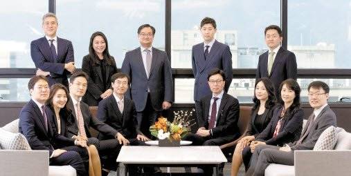 뒷줄 왼쪽부터 강한철 변호사, 문희원 외국변호사, 유형동 외국변호사, 강인제 변호사, 박종국 변호사. 앞줄 왼쪽부터 전종원 변호사, 송미지 변호사, 백기봉 변호사, 이승호 변호사, 최명석 변호사, 이혜미 변호사, 장경선 외국변호사, 김성민 변호사. [사진 김앤장]