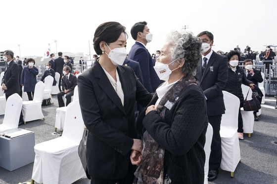 김정숙 여사가 26일 오후 경기도 평택시 해군 2함대사령부 천자봉함·노적봉함에서 열린 제6회 서해수호의 날 기념식을 마친 뒤 고 민평기 상사의 모친 윤청자 여사를 위로하고 있다. [청와대사진기자단]