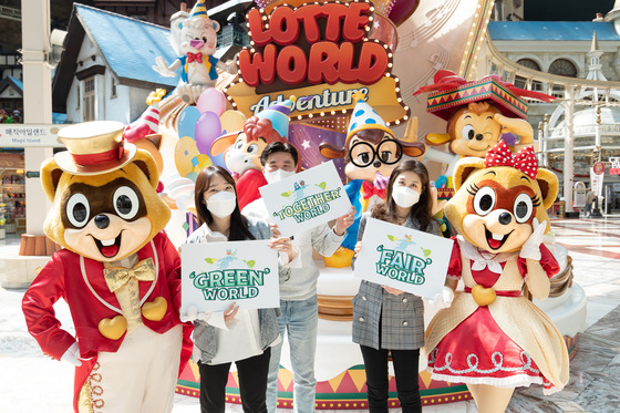 Lotte World employees pose for a photo on Wednesday in Songpa District, southern Seoul, after the company announced its plan to adopt Environmental, Social and Governance (ESG) practices. [LOTTE WORLD]