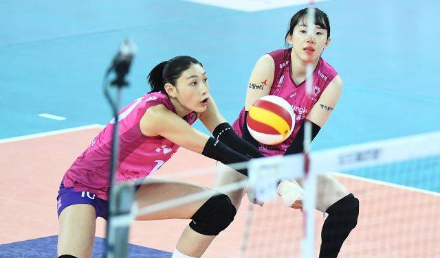 김연경(왼쪽)이 챔피언결정전 3차전에서 리시브하고 있다. 한국배구연맹 제공