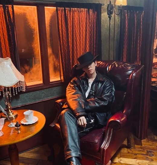 Baekhyun, a member of the group EXO, boasted an extraordinary aura.On the 31st, Baekhyun posted a number of photos on his personal instagram with an article entitled BAMBI.In the open photo, Baekhyun is taking a nice pose with perfect all-black fashion and mid-size hats that were shown in the music video.Especially, even if it is hidden, its handsome appearance and warm atmosphere attract attention.The netizens who watched this showed various reactions such as Good looking, Baekhyun is the best and Song is so good.Meanwhile, Baekhyun released his third mini-album, Bambi, on Thursday.