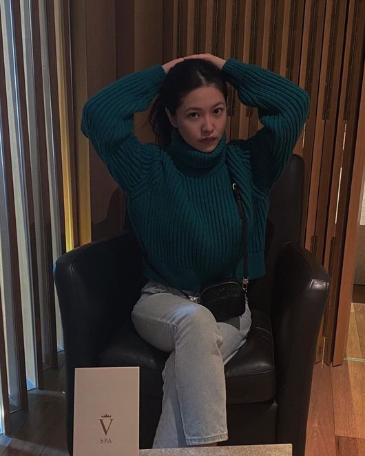 Red Velvet Yeri has released a recent photo of herself.On the afternoon of the 31st, Yeri posted a picture on his instagram with a short article called a relaxing day.In the open photo, Yeri is staring at the camera in a makeup-free appearance; in a green knit and jeans, she puts her hand on a hairstyle.Transparent skin and a modest atmosphere attract particular attention.Meanwhile, Red Velvet Yeri is engaged in various activities such as challenging his first acting with Mint Condition of TVN Drama Stage 2021.Yeri Instagram