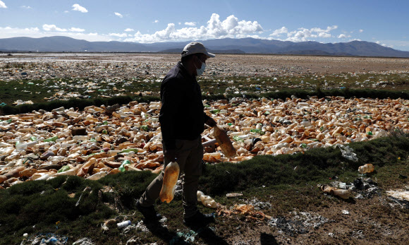 볼리비아 우루우루 호수 수년 간 방치된 쓰레기와 인근 광산에서 흘러나온 폐수로 오염돼 과거의 절경을 잃고 말았다. AP 연합뉴스
