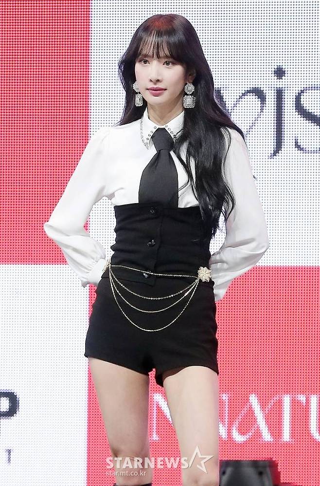 걸그룹 우주소녀 설아가 31일 오후 서울 광진구 광장동 예스24 라이브홀에서 진행된 새 미니앨범 'UNNATURAL'(언내추럴) 발매기념 쇼케이스에서 포즈를 취하고 있다.  앨범과 동명의 타이틀곡 ‘UNNATURAL’은 좋아하는 사람 앞에서 모든 행동이 어색하게 변해버리는 소녀들의 알쏭달쏭한 마음을 표현한 곡으로, 중독적인 훅과 리드미컬한 비트가 인상적인 업템포의 팝 댄스곡이다. 2021.03.31 /사진=김창현 기자 chmt@