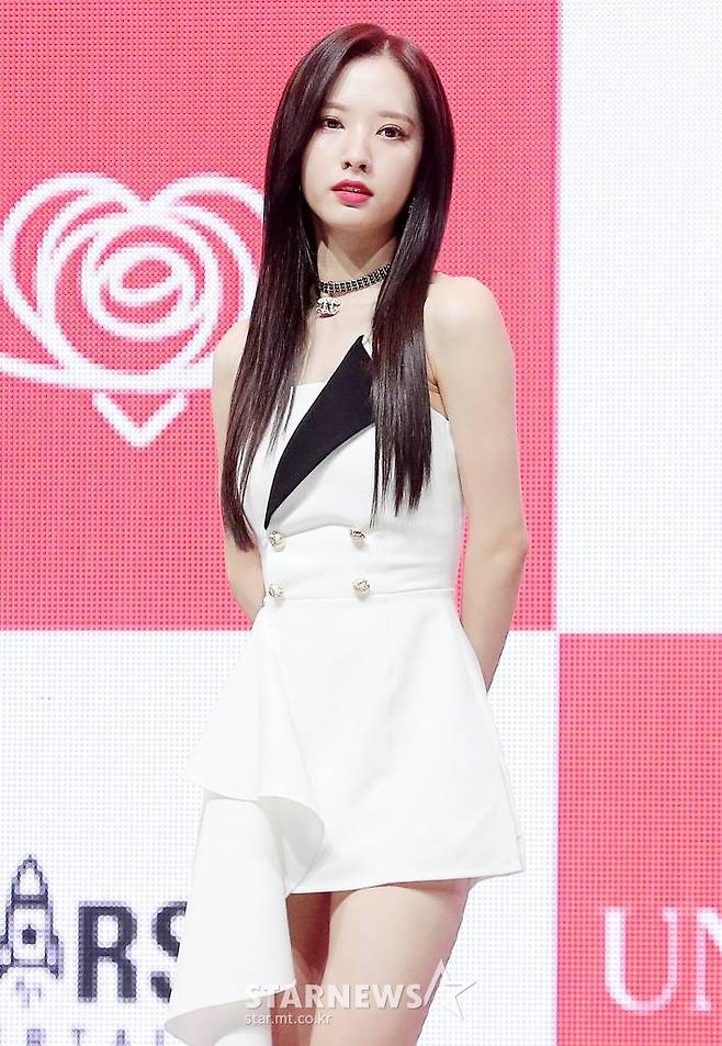 걸그룹 우주소녀 보나가 31일 오후 서울 광진구 광장동 예스24 라이브홀에서 진행된 새 미니앨범 'UNNATURAL'(언내추럴) 발매기념 쇼케이스에서 포즈를 취하고 있다.  앨범과 동명의 타이틀곡 ‘UNNATURAL’은 좋아하는 사람 앞에서 모든 행동이 어색하게 변해버리는 소녀들의 알쏭달쏭한 마음을 표현한 곡으로, 중독적인 훅과 리드미컬한 비트가 인상적인 업템포의 팝 댄스곡이다. 2021.03.31 /사진=김창현 기자 chmt@