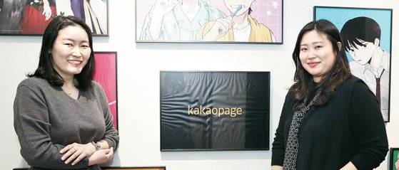 카카오엔터 노블코믹스컴퍼니의 이소현 코믹사업그룹장(왼쪽)과 김미정 노블사업그룹장이 경기도 판교 사무실에서 포즈를 취하고 있다. 김민규 기자