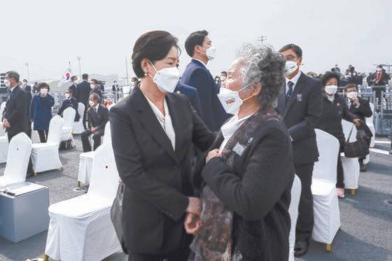 김정숙 여사가 26일 오후 경기도 평택시 해군 2함대사령부 에서 열린 제6회 서해수호의 날 기념식을 마친 뒤 고 민평기 상사의 모친 윤청자 여사를 위로하고 있다. [청와대사진기자단]