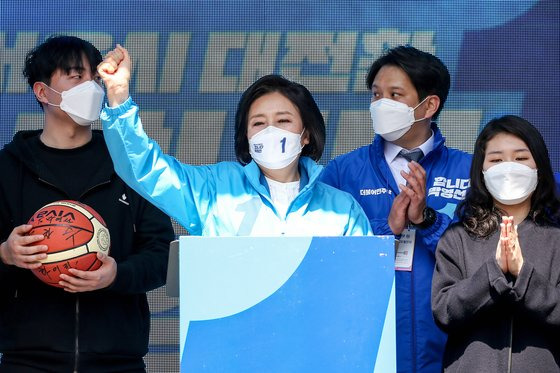 박영선 더불어민주당 서울시장 후보가 31일 서울 동작구 이수역 인근에서 집중유세를 펼치며 지지를 호소하고 있다. 뉴스1