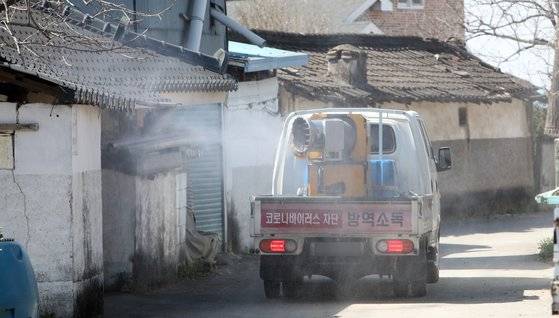 지난달 30일 미나리꽝 작업장을 중심으로 집단감염이 발생해 1일까지 사흘간 한시적 이동제한 조치가 내려진 전주시 호성동 한사월마을에서 방역차가 마을 곳곳을 돌며 소독약을 뿌리고 있다. 뉴스1