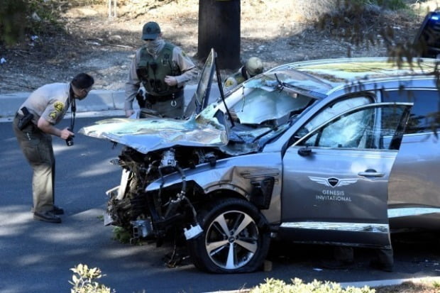 미국 캘리포니아주 로스앤젤레스에서 LA 카운티 보안관들이 '골프 황제' 타이거 우즈의 자동차 전복 사고 현장에 출동해 조사를 벌이고 있다.(사진=로이터=연합뉴스)