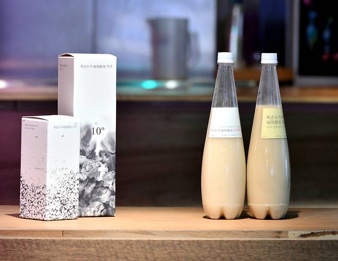 A lineup of Boksoondoga products includes makgeolli. (Park Hyun-koo/The Korea Herald)　