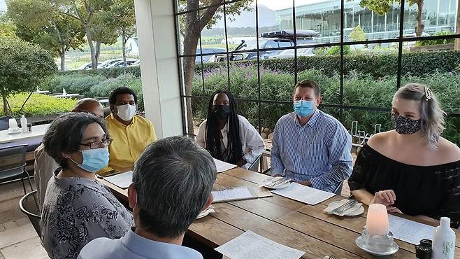 한국 대사와 만남에 나온 케이프타운 한류팬들 (케이프타운=연합뉴스) 김성진 특파원 = 지난달 25일 남아프리카공화국 케이프타운 남부 콘스탄시아의 한 식당에서 주남아공 한국대사관(대사 박철주) 만찬 간담회에 나온 현지 한류팬들. 2021.4.1 sungjin@yna.co.kr