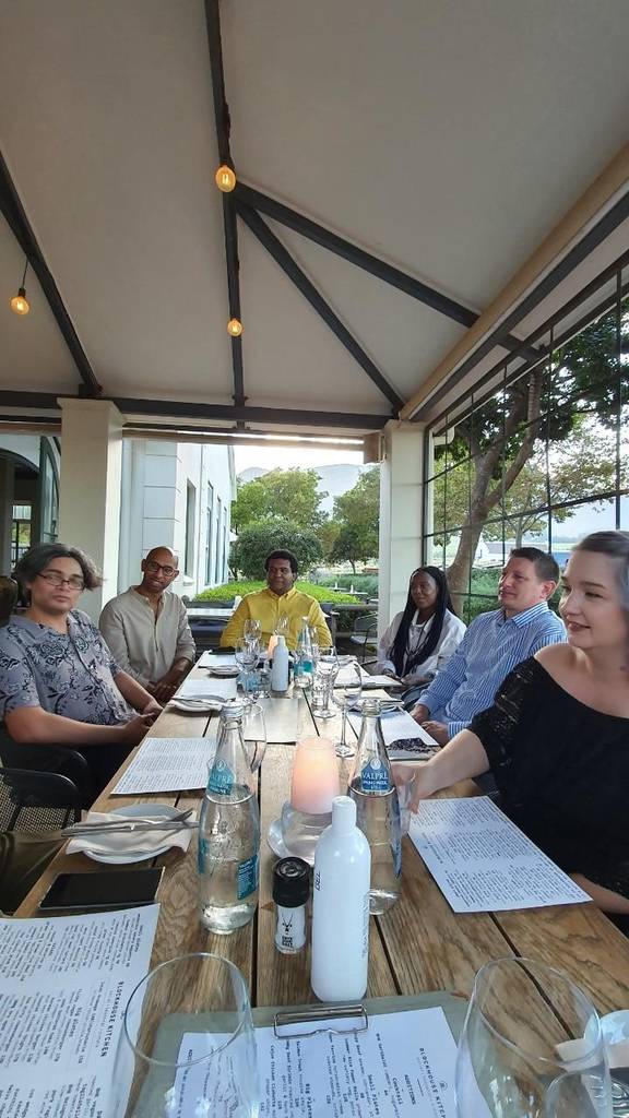 식사 앞서 마스크 벗고 얼굴을 드러낸 케이프타운 한류 팬들 (케이프타운=연합뉴스) 김성진 특파원 = 지난 25일 한국대사관 측과 만찬간담회에 나온 한류 팬들. 오른쪽부터 다니엘, 드웬, 바네사, 헨드릭스, 로완, 매슈 등이다. 2021.4.1 sungjin@yna.co.kr