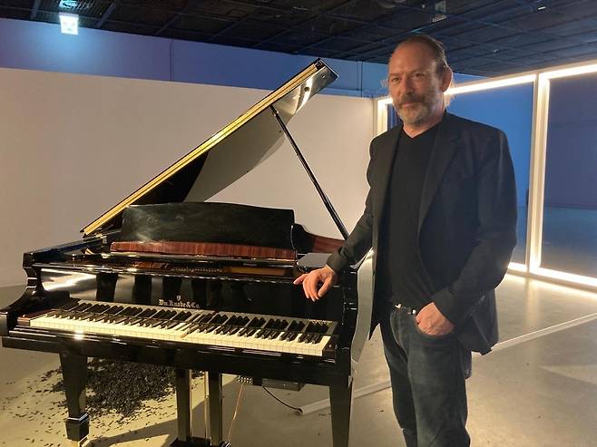 (광주=연합뉴스) 강종훈 기자 = 리암 길릭이 1일 광주시립미술관 개인전에서 작품을 설명하고 있다.