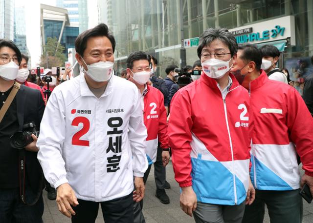 오세훈(왼쪽) 국민의힘 서울시장 후보와 유승민(오른쪽) 전 의원이 2일 서울 마포구 상암DMC 거리에서 뚜벅이 순회 인사를 하고 있다. 국회사진취재단