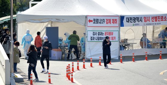 지난달 31일 대전시 중구 한밭체육관 앞에 마련된 코로나19 선별진료소에서 의료진들이 시민들을 분주히 검사하고 있다. 프리랜서 김성태