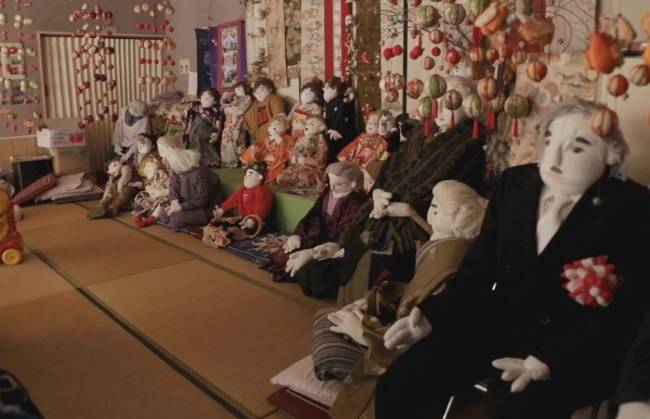 나고로 마을을 떠난 주민들 자리를 인형이 대신하고 있다.