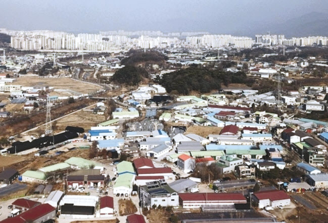 한국토지주택공사(LH) 임직원의 땅 투기 사태 여파로 3기 신도시 토지보상 작업이 지연되고 있다. 현재 3기 신도시 6곳 가운데 하남 교산과 인천 계양이 토지보상을 진행 중이며 이들의 보상협의율은 50% 안팎에 불과하다. 사진은 하남 교산신도시 예정지의 모습. [연합]