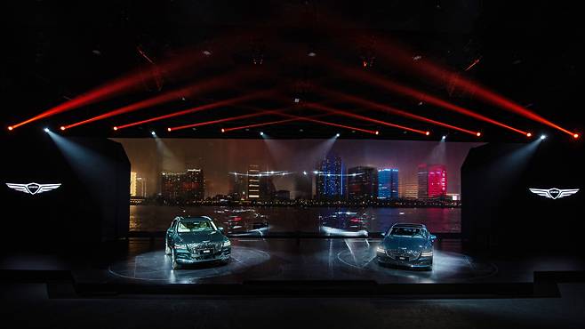 글로벌 럭셔리 브랜드 제네시스가 중국에서 본격 출범했다. 제네시스 브랜드는 2일(현지시간) 중국 상하이 국제 크루즈 터미널에서 ‘제네시스 브랜드 나이트(Genesis Brand Night)’를 열고, 중국 고급차 시장을 겨냥한 브랜드 론칭을 공식화했다. [현대차 제공]