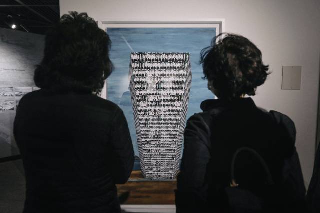 ▲ 영정으로 세운 빌딩. 용산참사는 농성과 진압 과정에서 일어난 단순 사고가 아니다. 탐욕스런 자본의 일방적이고 폭력적인 개발 강행과 이를 두둔하고 호위한 국가와 공권력이 빚어낸 비극이다. 아무런 문제 의식 없는 오세훈 후보가 10년 만에 다시 시장직에 오른다는 것에 대한 우려가 나오는 이유다. 오세훈 후보는 '당선되면 일주일 안에 시동을 걸어' 바로 시작할 수 있는 곳이 많다며 개발 속도전을 예고하고 있다. ⓒ프레시안(최형락)