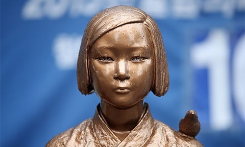 서울 종로구 옛 일본대사관 앞에 세워진 평화의 소녀상에 빗물이 맺혀있다. 연합뉴스