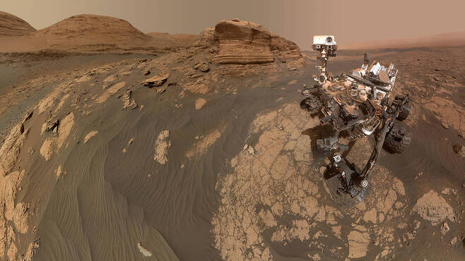 큐리오시티가 촬영한 셀카. 그 뒤로 6m 높이 암석인 메르쿠산이 보인다. 사진=NASA/JPL-Caltech/MSSS