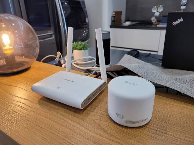 LG유플러스가 지난달 출시한 기가와이파이6 공유기(오른쪽)는 기존 공유기 단말과 달리 안테나가 제거돼 깔끔한 디자인을 자랑한다. /오지현기자