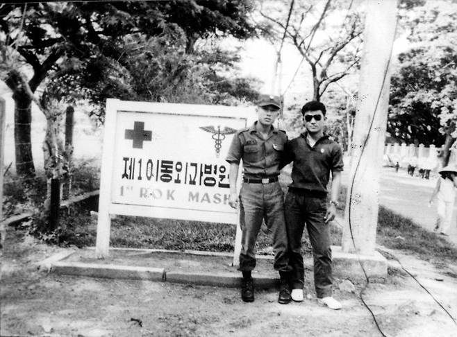 ⓒ연합뉴스안학수 하사(왼쪽)는 베트남전에 참전했다가 1966년 9월9일 실종됐다. 이후 납북돼 북측의 대남방송에 나온 사실이 밝혀졌다.