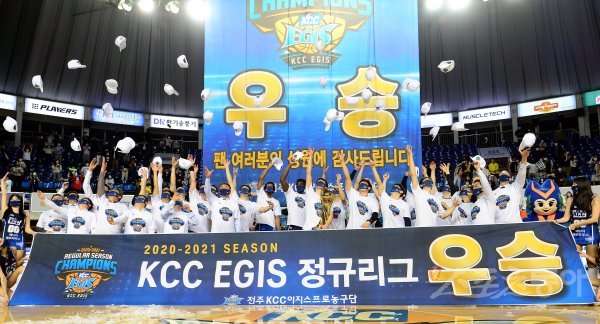 지난 3월 31일 전주체육관에서 ‘2020-2021 현대모비스 프로농구’ 전주 KCC와 서울 삼성 경기가 열렸다. 전날 2위 현대모비스의 패배로 정규리그 우승을 확정 지은 KCC 선수들이 기념촬영을 하고 있다. 스포츠동아DB