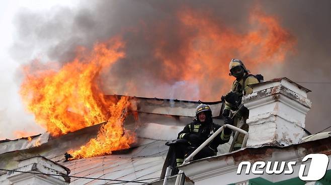 소방대원들이 2일 러시아 한 병원에서 불이 나자 화재를 진압하고 있다. © 로이터=뉴스1 © News1 박형기 기자