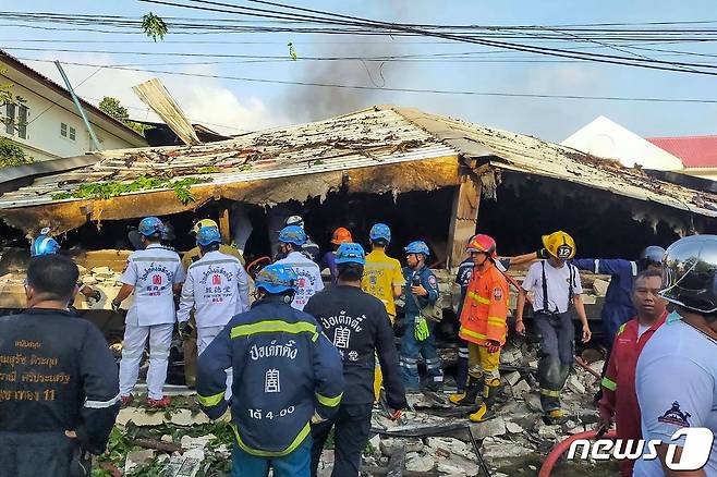 2021년 4월3일(현지시간) 태국 방콕의 한 주택 건물이 붕괴돼 최소 5명이 사망한 가운데 구조대원들이 현장을 수습하고 있다. 사진은 태국 구조재단인 포텍퉁 재단에 의해 공개됐다. © AFP=뉴스1 © News1 조소영 기자