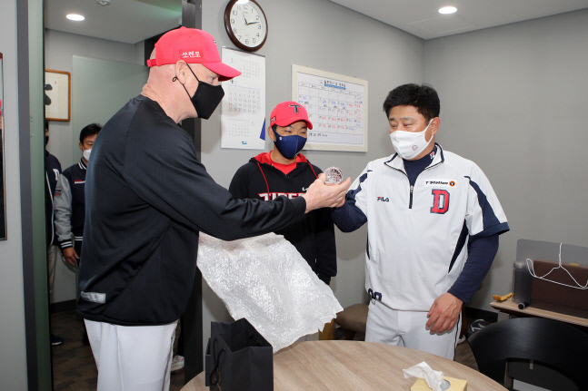 KIA 맷 윌리엄스(왼쪽) 감독이 3일 잠실구장에서 두산 김태형(오른쪽) 감독에게 크리스탈 베이스볼을 선물하고 있다.  제공|KIA