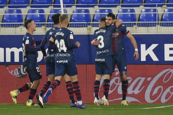 우에스카는 멀티골을 뽑아낸 라파 미르(최우측)를 앞세워 레반테를 잡았고 잔류 희망을 키웠다