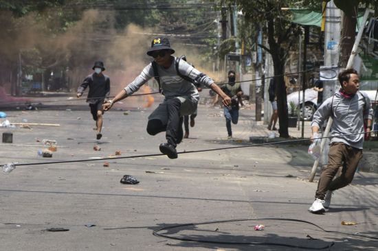 군인 피해 급히 달아나는 미얀마 쿠데타 규탄 시위대(사진제공=연합뉴스)