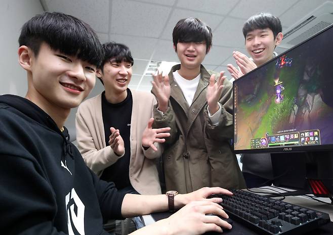 1일 서울 강남구 젠지 글로벌 아카데미 교실에서 국내 1호 게임 유학생 김현영(19·맨 왼쪽)군이 학교 친구들의 축하 박수를 받으며 웃고 있다. 방역 조치를 완료하고 사진을 찍을 때만 잠깐 마스크를 벗었다. /김연정 객원기자