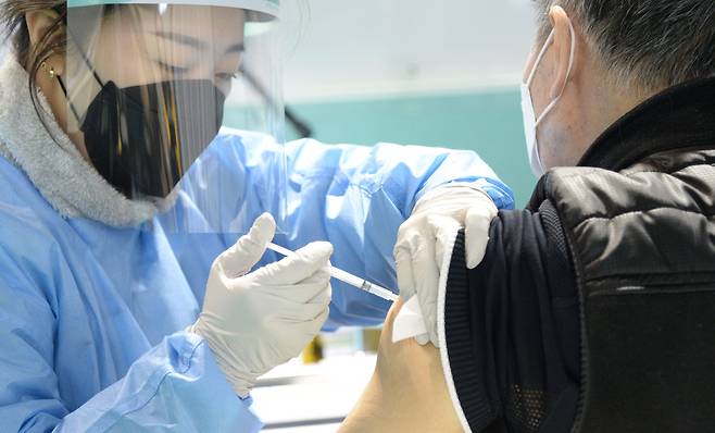만 75세 이상 어르신에 대한 코로나19 백신 접종을 시작한 1일 전북 전주시 전주화산체육관 화산접종센터에서 의료진이 백신을 접종하고 있다. /뉴시스